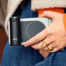 Photographe utilisant la poignée Leica LUX