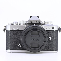 Nikon Z fc + NIKKOR Z DX 16-50mm f/3.5-6.3 VR d'Occasion Bon état Gara