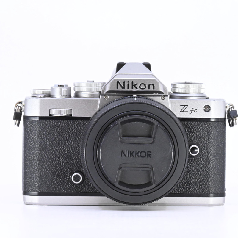 Nikon Z fc + NIKKOR Z DX 16-50mm f/3.5-6.3 VR d'Occasion Bon état Gara