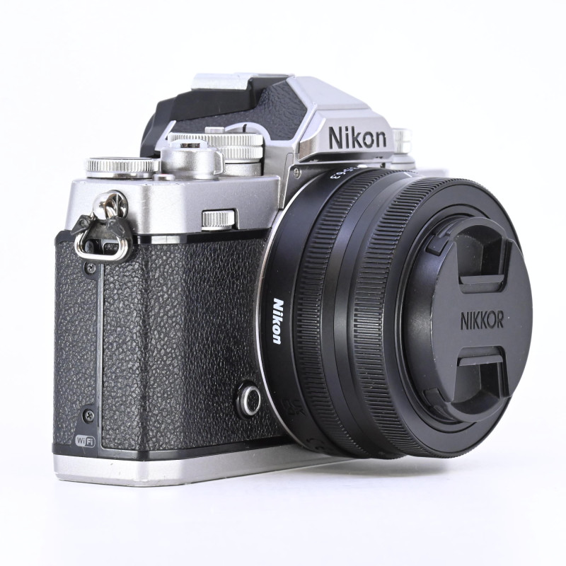 Nikon Z fc + NIKKOR Z DX 16-50mm f/3.5-6.3 VR d'Occasion Bon état Gara