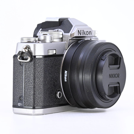 Nikon Z fc + NIKKOR Z DX 16-50mm f/3.5-6.3 VR d'Occasion Bon état Gara