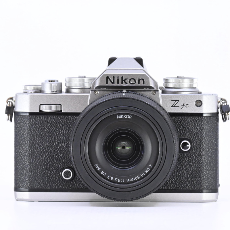 Nikon Z fc + NIKKOR Z DX 16-50mm f/3.5-6.3 VR d'Occasion Bon état Gara