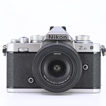 Nikon Z fc + NIKKOR Z DX 16-50mm f/3.5-6.3 VR d'Occasion Bon état Gara
