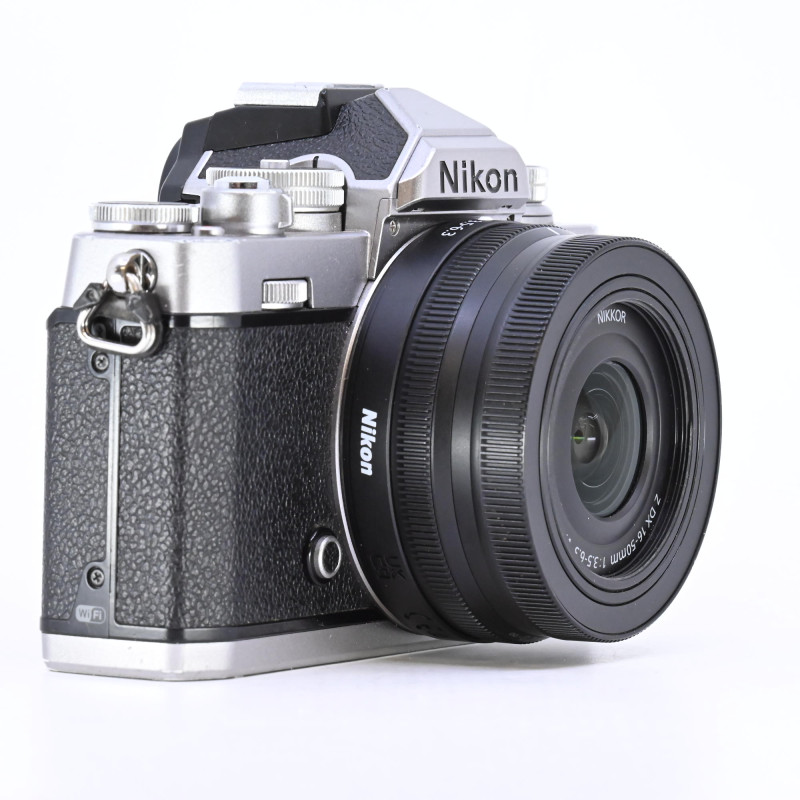 Nikon Z fc + NIKKOR Z DX 16-50mm f/3.5-6.3 VR d'Occasion Bon état Gara