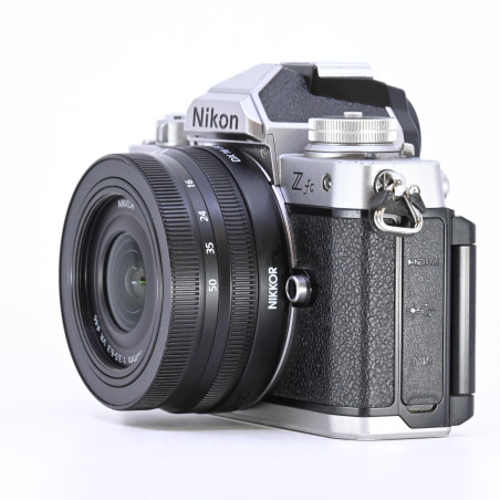Nikon Z fc + NIKKOR Z DX 16-50mm f/3.5-6.3 VR d'Occasion Bon état Gara