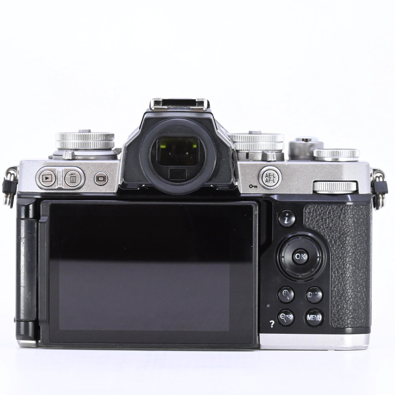 Nikon Z fc + NIKKOR Z DX 16-50mm f/3.5-6.3 VR d'Occasion Bon état Gara