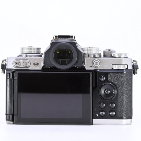 Nikon Z fc + NIKKOR Z DX 16-50mm f/3.5-6.3 VR d'Occasion Bon état Gara