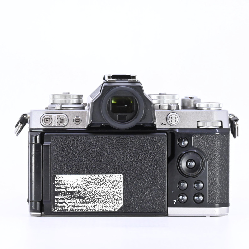 Nikon Z fc + NIKKOR Z DX 16-50mm f/3.5-6.3 VR d'Occasion Bon état Gara