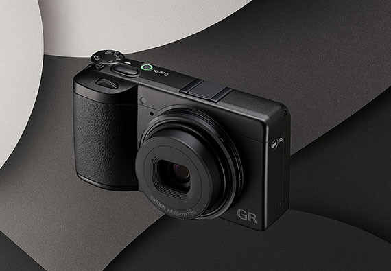 RICOH GR IV : l'appareil photo compact expert qui redéfinit la photographie de rue